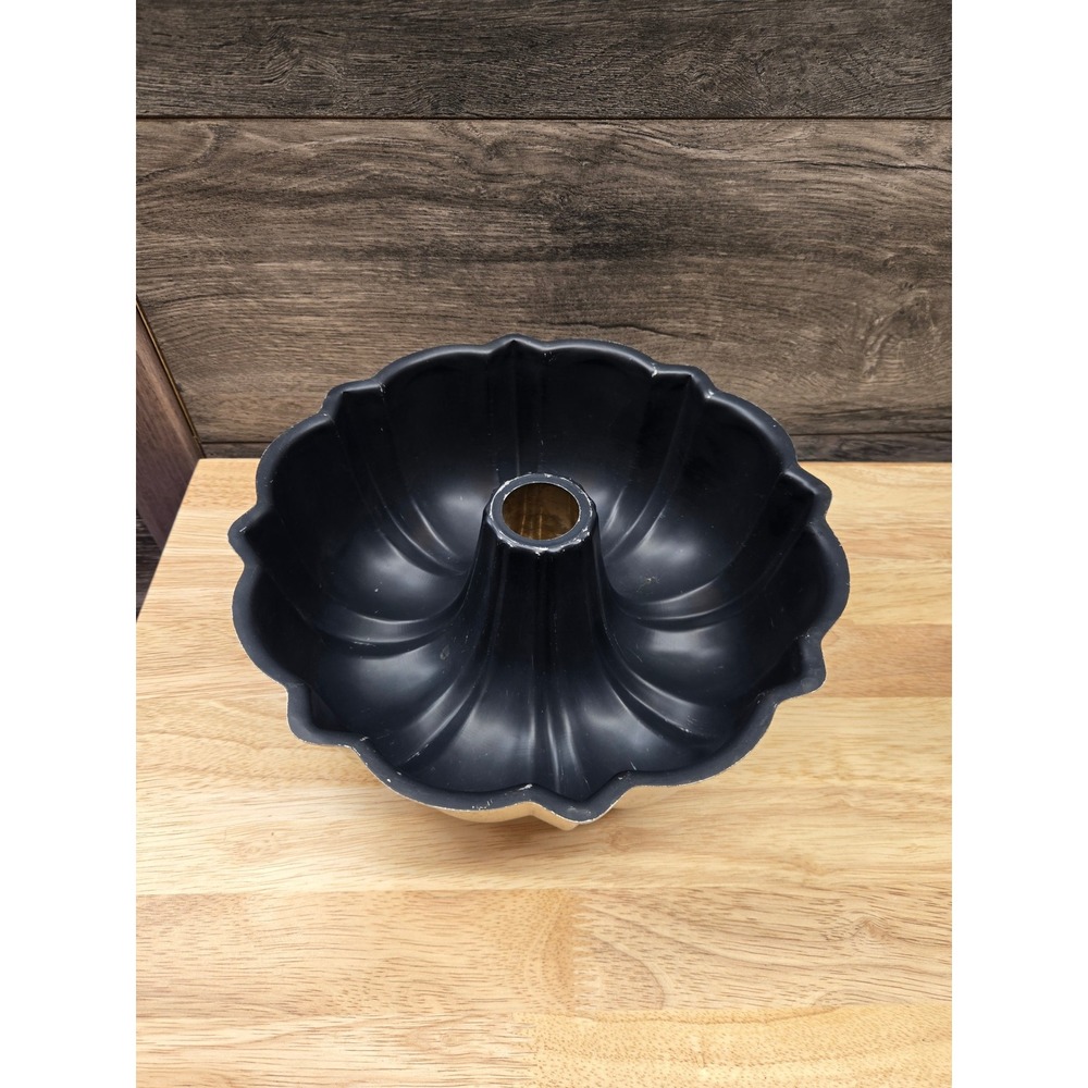 Fluted Bundt Pan 12 Cup Cast Aluminum Non-Stick Silver Black